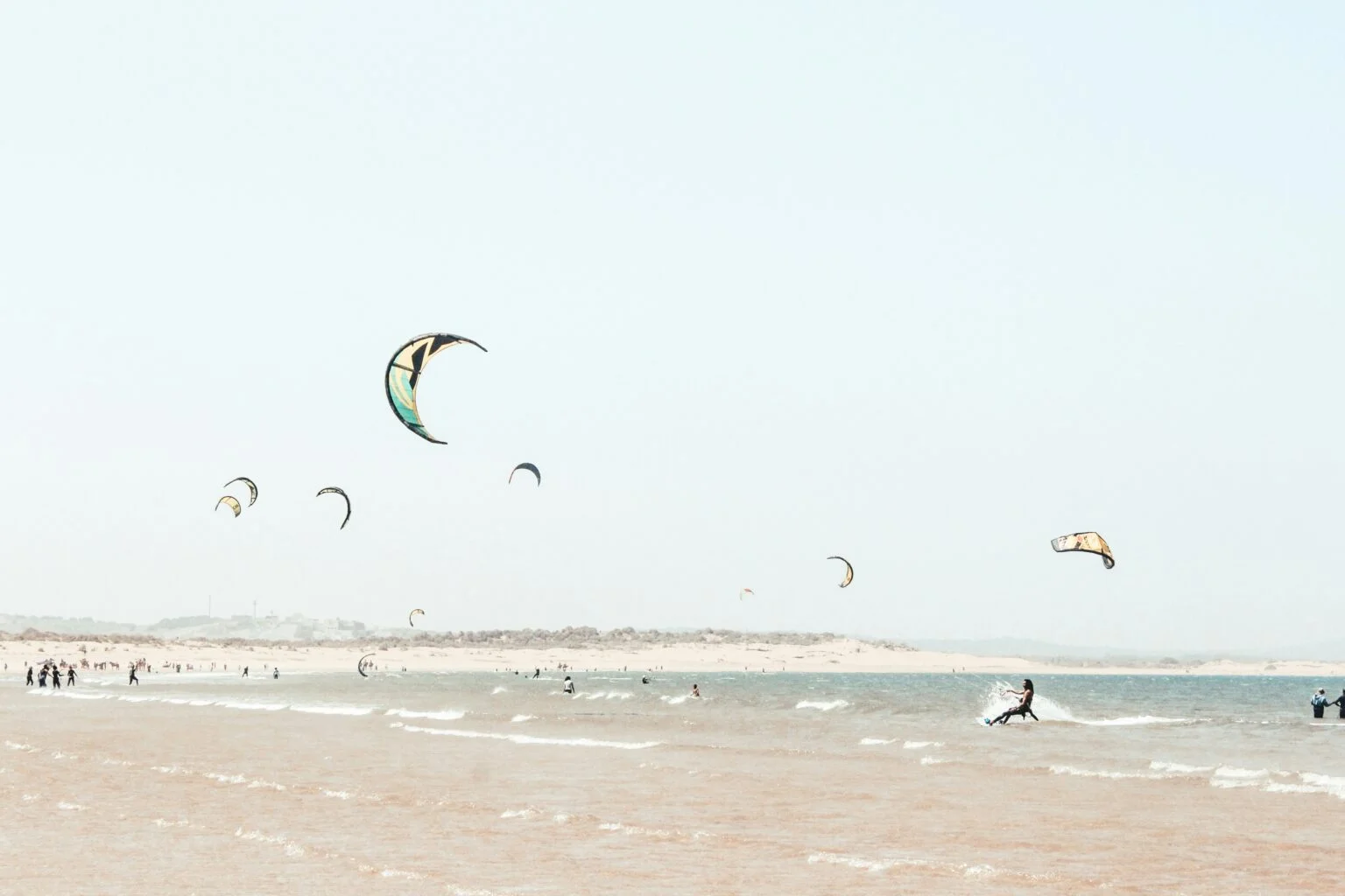 Kite surf à Essaouira — cerfs-volants sur la côte atlantique
