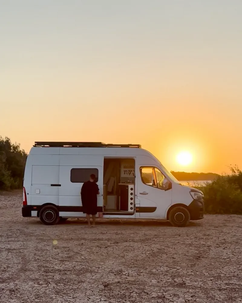Van aménagé Van Maroc au coucher du soleil sur la côte