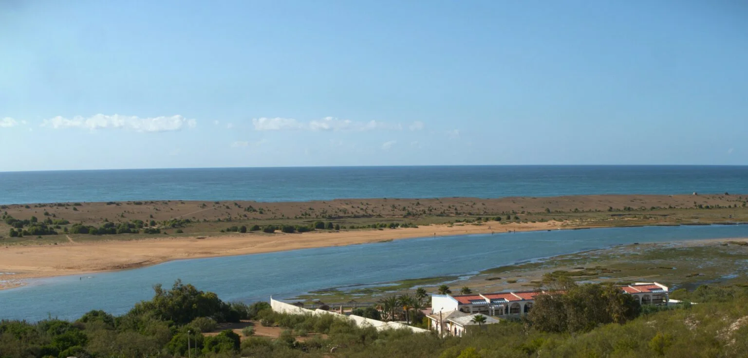 Côte atlantique marocaine — plage et van aménagé Van Maroc
